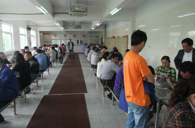 摜蛋比賽進(jìn)行中